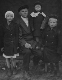 Алексей Константинович с детьми Галиной, Борисом и Верой