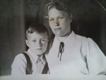 со старшим сыном Волковым Геннадием Михайловичем(в 1941 году ему было 3 года)