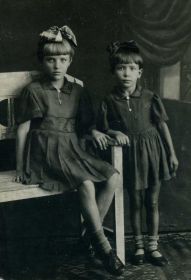 дочери солдата- моя мать с сестрой в детстве