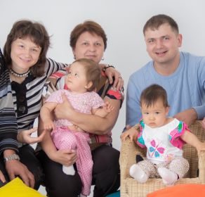 Внучка Галина, правнуки Юлия и Андрей, праправнучки Вика и Рита