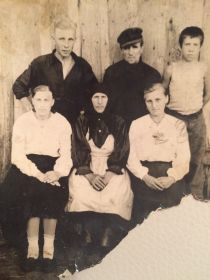Нижний ряд, слева-направо: Шаляева (Тарасова) Нина Сергеевна, Тарасова - Буянкина Елизавета Андреевна, Тарасова Валентина Сергеевна, верхний ряд - Шаляев Николай Иванович, Буянкин Матвей Сергеевич, Буянкин Михаил Матвеевич.