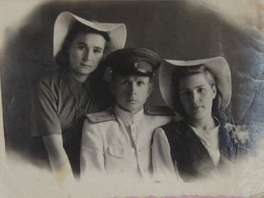 Слева сестра Вера, брат Михаил с женой Валентиной Погодины