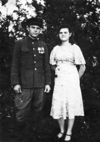  С сестрой - Ниной Иосифовной после войны. Фотография 1947 года.Нина Иосифовна проживает в г. Макеевка Донецкой области.