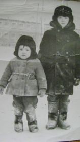 Внуки: Ирина (1969г.р.) и Игорь (1952г.р.). Это моя любимая ретро-фото!)))