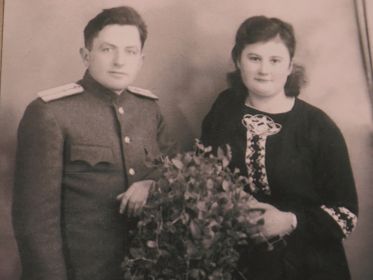 В день бракосочетания с женой Тимошенко (Воротынской) Татьяной Илларионовной в г.Берлине в 1945 году
