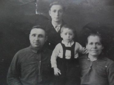 Жена Арина Петровна, дети: Григорий, Иван, Петр.