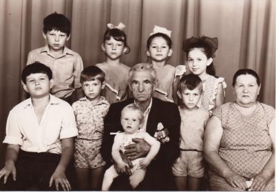 На этой фотокарточке (1987 года) изображены: прадедушка со своей супругой, Кистановой Анной Васильевной, и внуками .