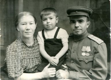 Мама, Вера и отец, сентябрь 1945 года