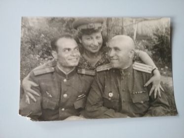 Вилен со своими родителями, тоже участниками войны. Город Александров, июнь 1946 года. Мама, - Софья Львовна, - военно-полевой хирург. Отец, - Юрий Арнольдович, - военный комиссар