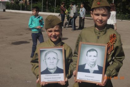 Правнуки на шествии "Бессмертного полка" в Ульяновске