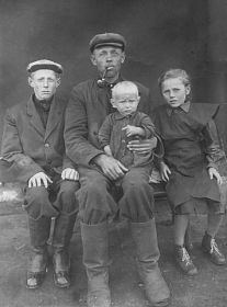 Дед Петр и его дети Анатолий (старший), Татьяна и младший Николай (мой отец)