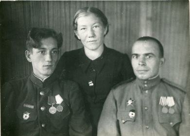 Юрий Марков, мама и отец, сентябрь 1945 года