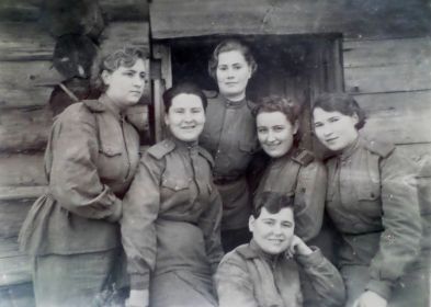 Куйбышевская област, ст. Правая Волга, 1944г. Бабушка во втором ряду вторая справа
