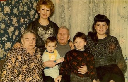 Михаил Егорович с семьей.  90-е гг.