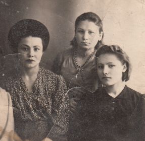 Сестры: Шумилова Анна Семеновна (слева), Шумилова Зина Семеновна (справа), г.Свердловск 1942г.
