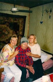 Михаил Егорович со старшей дочерью Валентиной и родственницей Ириной. 2003 г.