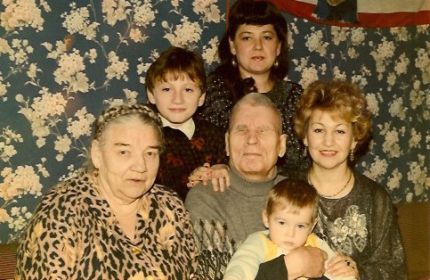 Михаил Егорович с семьей.  90-е гг.