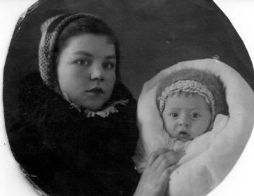 жена с сыном Адиком, 1941 год.