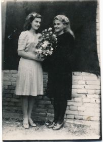 После войны с двоюродной сестрой Валентиной Штанько в селе Ново-Ивановка. Обе вернулись живыми.