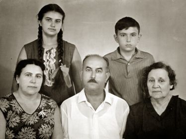 Семья Марковой А.П. (муж Сорока А.Ф., дети: Рона и Женя, мама Маркова Р.П.)