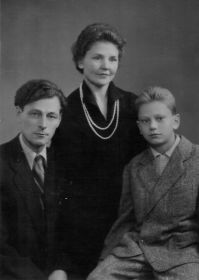 семейное фото с женой и сыном Евгением, 1960 год.