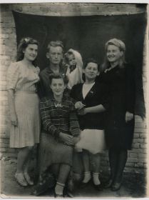 После войны у стены клуба в селе Ново-Ивановка с сестрой Людмилой, братом Григорием и двоюродными сёстрами Валентиной и Верой Штанько