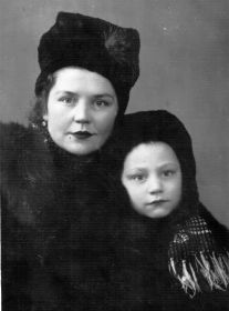 жена с сыном Евгением, 1952 год.