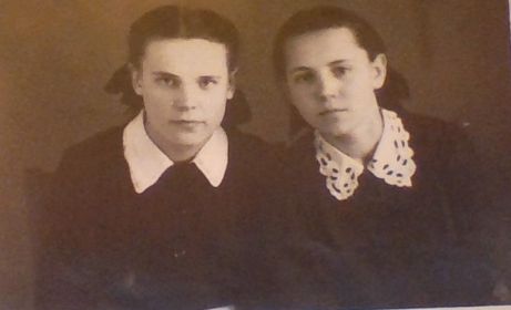 слева Рита - дочь Николая, справа Виктория - дочь Сергея