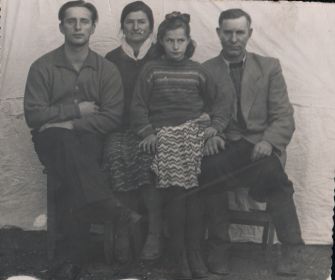 Семья: Иван Ефремович, Мария Яковлевна, Володя, Лида