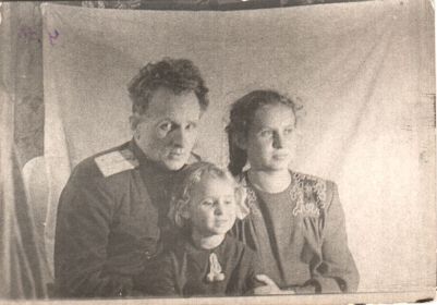 Александр Васильевич со своими дочерьми - Верой и маленькой Ниной.