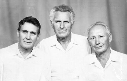 А.П. Сигаев (в центре) с братьями - Николаем и Василием. 31.07.1993.