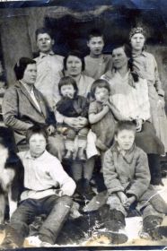 Семья Мартемьяна, июль 1935г. Слева сидит Ивана, июль 1935г, Мартемьян в верхнем ряду справа.