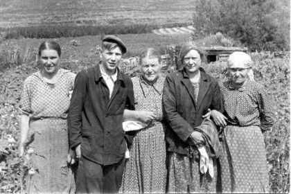 Родственники солдата.Справа на фото - мама Петра, Гапша Пелагея Григорьевна, июль 1953г