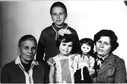 1979 г. Алексин, Мария Васильевна с дочерью Еленой и внучками Мариной и Оксаной