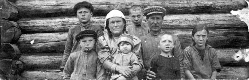 Семья Байкалова Мартемьяна: родители, братья и сестры. На фото Марик верхний ряд справа