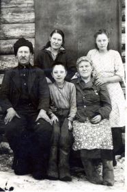 Родители . сестры и племянник Василия, 1953 год