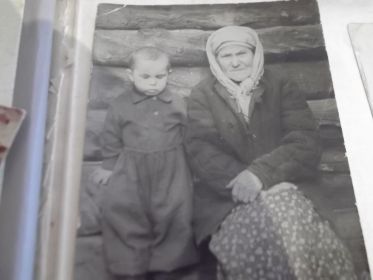 Мама солдата- Гапша Пелагея Григорьевна с племянником Василием, весна 1958 г
