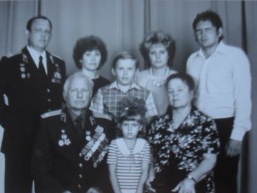 Михаил Матвеевич, внучка Лена, жена, сын Владимир, невестка Лариса, внук Андрей, невестка Ольга, сын Юрий