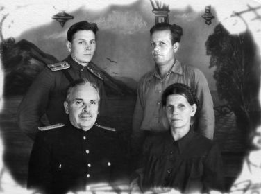 Слева - направо: младший брат Владимир, старший - Борис, отец Владимир Иванович, мать Евдокия Ивановна