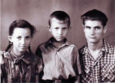 Внуки Андрея Свиридоновича и Ульяны Ивановны Пупченко - Таисия и Александр Пицыки, Виктор Шевченко, 1957.