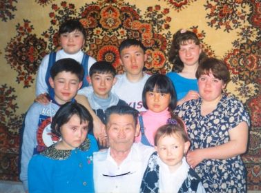 Ветеран с внуками.