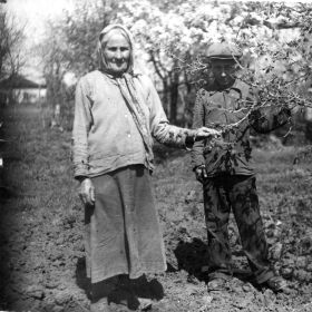 1946. Ачмиз Байзет с бабушкой (Наш) Нашху Хаушевной