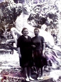 Дочь Шмелева А.И. (справа)