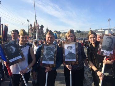 МЛАДШИЙ СЫН С ЖЕНОЙ ДОЧЕРЬЮ И ПЛЕМЯННИЦЕЙ. МОСКВА 2015г