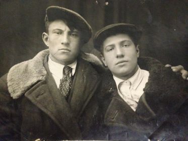 1938 год С братом Константином(пропал без вести в мае 1943 года) 