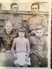 1946 год Австрия с однополчанином и с семьей (жена Раиса Алексеевна дочь Людмила и сын Рудольф) 