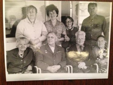 80-е гг с родственниками и семьей (слева сидит жена Раиса Алексеевна, стоят справа налево - сын Рудольф, внучка Наталья, супруга сына Адель)