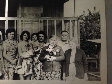Слева направо: жена сына Адель,внучка Лена,дочь Люда,сестра жены,Максим Павлович и жена Раиса Алексеевна начало 70-х гг