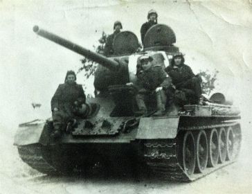 Танк Т-34 и его экипаж. (папа справа. сверху. по ходу движения)
