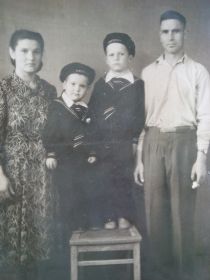 Брат Василий Савельевич с женой Клавдией и детьми Анатолием и Николаем